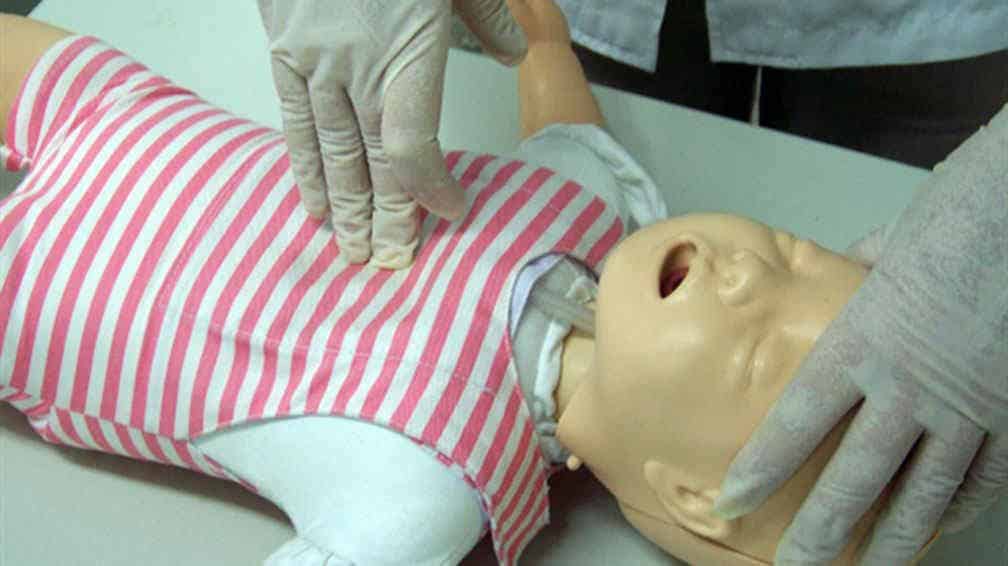 Simulacion de primeros auxilios en bebe con muneco en formacion para escuelas infantiles Valenc