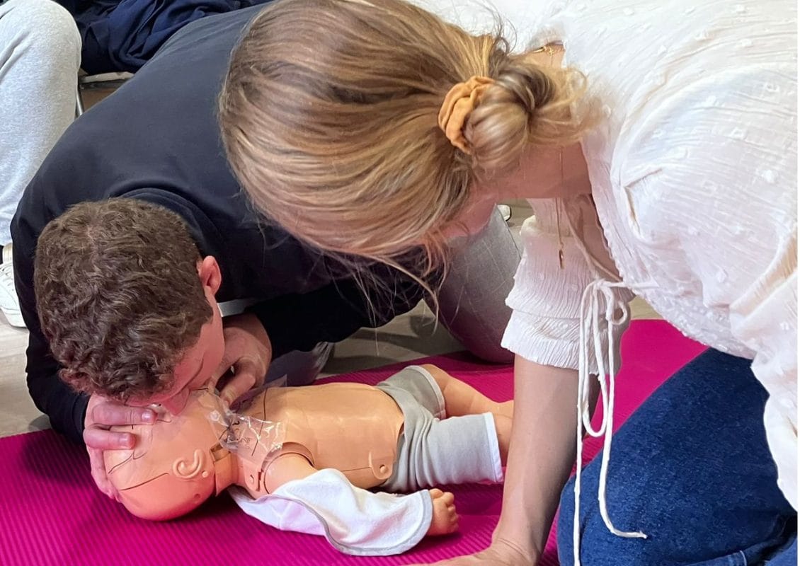 Matrona ensenando RCP y primeros auxilios a bebes y ninos a educadores de escuela infantil en Valencia