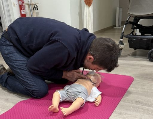 Matrona ensenando RCP en bebes y ninos segun protocolo ERC 2025 en curso de primeros auxilios Valencia