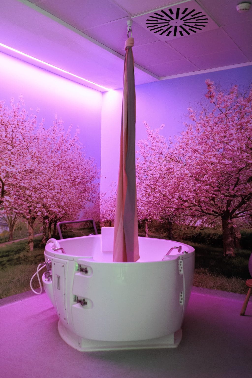 bañera con luz tenue y ambiente sereno para aliviar el dolor en el parto